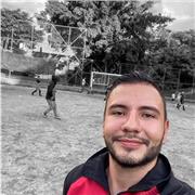 Profesor de fútbol da clases a niños de 9 años en adelante