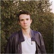 Universitario enseña historia, a alumnos de bachillerato, con la intención de que aprendan a estudiar