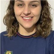 L'insegnante mi dà materiale didattico di portoghese per gli studenti delle scuole elementari in Brasile