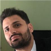 Laureato in scienze giuridiche, offre lezioni di Diritto