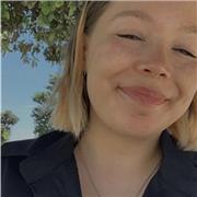 Studentessa universitaria si presta per dare ripetizioni e/o aiuto compiti