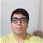 Profesor de inglés que imparte clases a personas de todas las edades