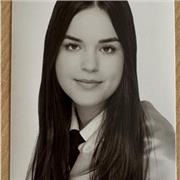 Profesora responsable y comprometida, graduada en Filología Inglesa con nivel C2 de Cambridge. Tengo 23 años y estudio un Máster.