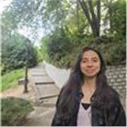 Profesora muy creativa y paciente, capaz de enseñar de manera efectiva y divertida