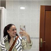 Profesora flexible y preparada para enseñar diversas asignaturas, ajustándose a diferentes edades y niveles de aprendizaje