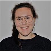 Studentessa universitaria con certificazioni  Cambridge Institute