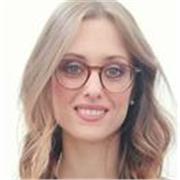 Psicologa impartisce lezioni di psicologia a studenti universitari e liceali