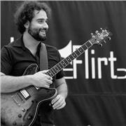 Chitarrista diplomato in conservatorio, offro lezioni di chitarra ad allievi di livello intermedio e principiante