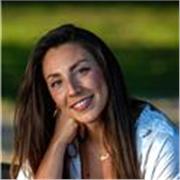 Yoga Lehrerin, die dir Achtsamkeit, Mindset und Nervensystem Regulation beibringt 