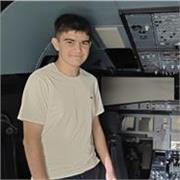 Estudiante universitario excelente en materias de ciencias, pero muy buen estudiante del idioma inglés