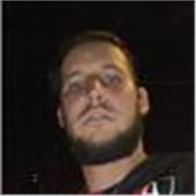 El profesor ayuda y orienta a los niños a tener mejor nivel de condición y técnica