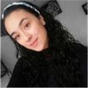 Profesora de matemáticas y química imparte clases a estudiantes de bachillerato y universidad