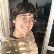 Profesora que da apoyo escolar a los más pequeños