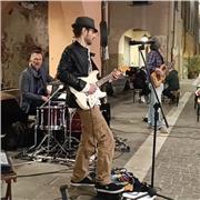 Musicista con esperienza impartisce lezioni di chitarra generica & rock blues, pillole di storia della musica, nozioni di musica d'insieme. Il corso è rivolto a tutti coloro che vogliono provare ad affacciarsi sul Mondo della  sei corde  senza limiti d'et