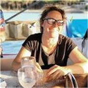 Laureata in lettere offre lezioni di italiano, storia,geografia e latino