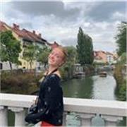 Estudiante universitaria imparte clases de inglés, certificada con el C1