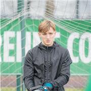 Coach sportif spécialisé en préparation physique pour jeunes athlètes, avec une expérience en football de haut niveau