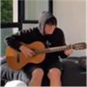 Si siempre quisiste aprender a tocar la guitarra, este es un buen momento para empezar. Las clases están pensadas para personas si