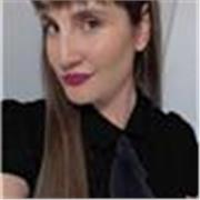 Abogada imparte clases a niños de todas las edades