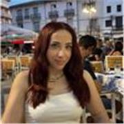 Chica joven imparte repaso y apoyo a niñ@s de todas las edades