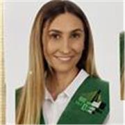 Una chica joven recién finalizados sus estudios de bachillerato