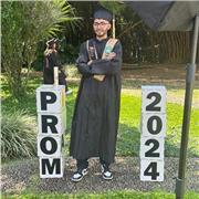 Joven instructor con ganas de enseñar programación apasionado.