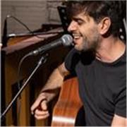 Profesor titulado en Canto Moderno: clases de canto, piano y guitarra en Barcelona