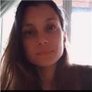 Profesora de lengua castellana y literatura imparte clases a niños y adultos