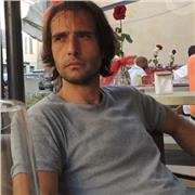 LAUREATO IN CHIMICA INDUSTRIALE, EX RICERCATORE FARMACEUTICO, IMPARTISCE LEZIONI DI CHIMICA A MILANO