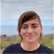 Profesora titulada en Periodismo, bilingüe de catalán, con C1 de inglés y de italiano y muchos años de experiencia docente. 