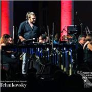 Insegnante di batteria e percussioni. Con laurea specialistica in percussioni Classiche offre lezioni Online e faccia a faccia.