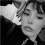 Étudiante en anglais qui aide les collégiens aux devoir en anglais