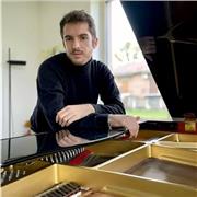Mi chiamo Edoardo e sono un pianista; offro lezioni di Teoria e solfeggio, anche in vista di esami in Conservatorio!