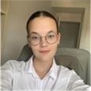 Profesora de inglés que ofrece clases de refuerzo a niños de todas las edades