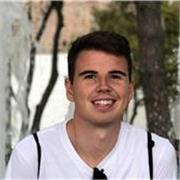 Soy graduado en Turismo y ADE, con experiencias académicas internacionales. Mi objetivo es que el alumno aprenda desde lo lúdico y que pierda ese miedo al inglés que todos hemos tenido. 