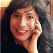 Profesora universitaria de Lengua y Literatura imparte clases para estudiantes de secundaria y superior