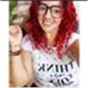 Profesora de diferentes áreas imparte clases a niños de todas las edades