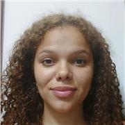 Extrovertida, paciente, con capacidad resolutiva. Alumnos de 12-21 años