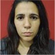 Profesor imparte clases a adolescentes del nivel secundario