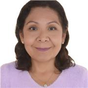 Profesor de matemáticas imparte clases a estudiantes de primaria, secundaria y superior