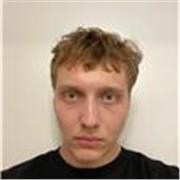 Graduado en Historia y Política y estudiante de un máster. Una persona joven y paciente preparada para ayudar. 