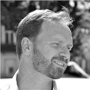 Informaticien de formation et métier : donne cours.