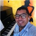 Profesor de música, piano, guitarra, violín, canto, batería, imparte clases online a niños jóvenes, adultos y adultos mayores