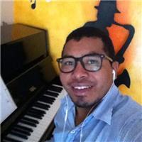 Profesor de música, piano, guitarra, violín, canto, batería, imparte clases online a niños jóvenes, adultos y adultos mayores