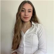 Passionnée d’anglais avec la certification cambridge en poche, mais également une spécialité AMC au lycée!