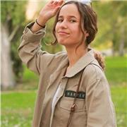 Titulada en C1 de inglés. Previamente he trabajado con niños durante ocho años como monitora de ocio.