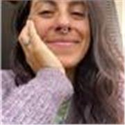Profesora de teatro que puede dar apoyo en cualquier materia a quien lo necesite.