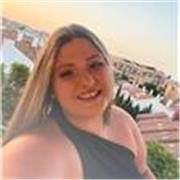 Profesora joven que da cases a niños de primaria