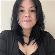 Ragazza laureata impartisce ripetizioni ai bambini delle elementari