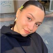 Profesora de inglés imparte classes a alumnos de todas las edades